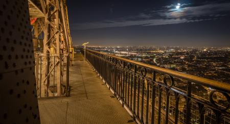Photo du 2ème étage de la tour Eiffel de nuit